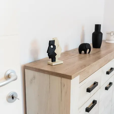 Daire Thome White Flat Smart Budget