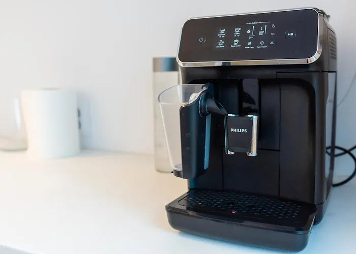 Daire Thome White Flat Smart Budget